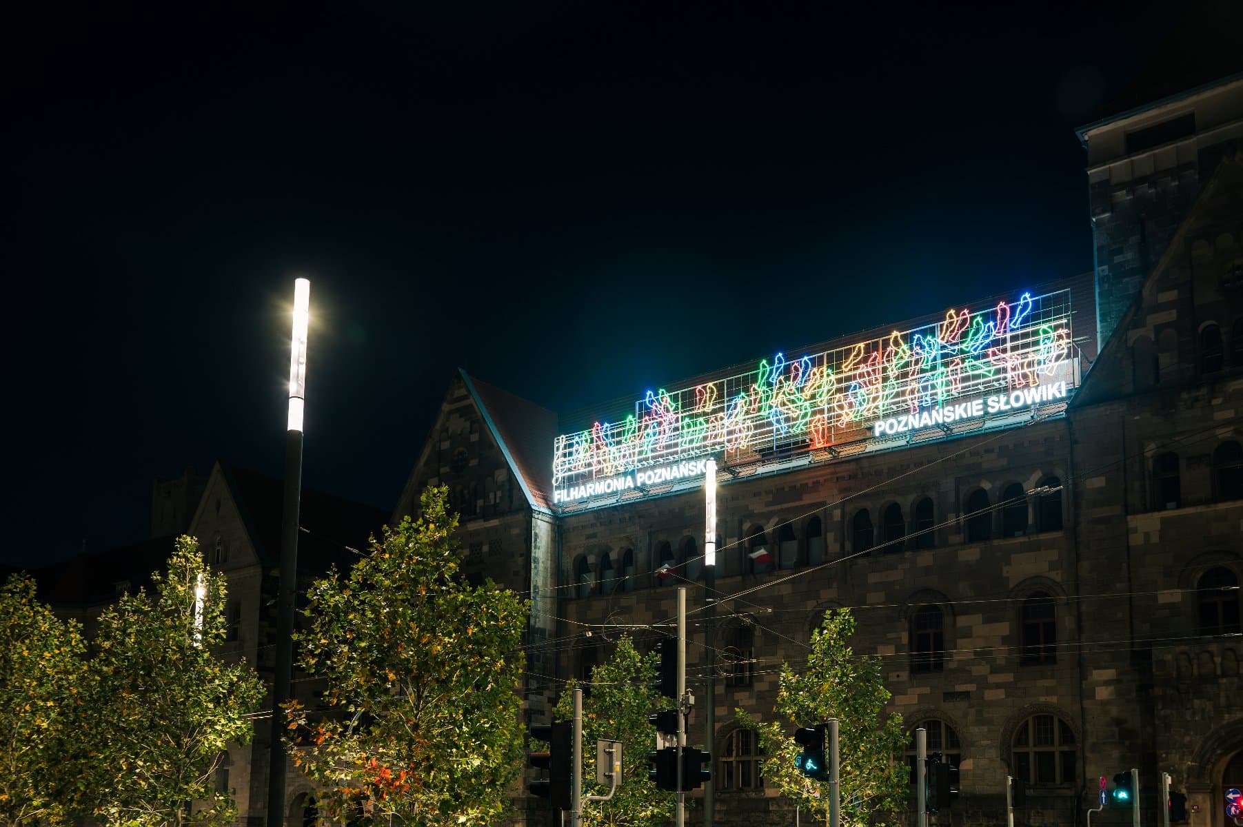 The Grand Comeback: Iconic “Poznańskie Słowiki” Neon Shines Again in Poznań
