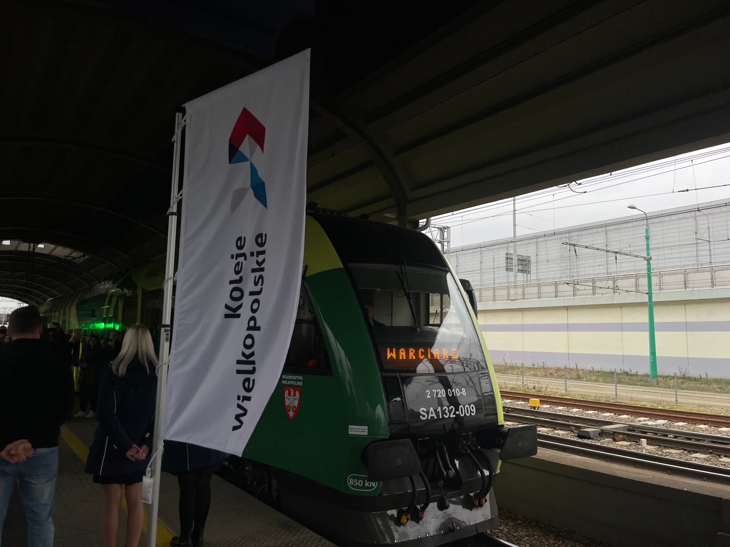 All Aboard the Green Express: Koleje Wielkopolskie Unveils New Wagon in Partnership with Warta Poznań