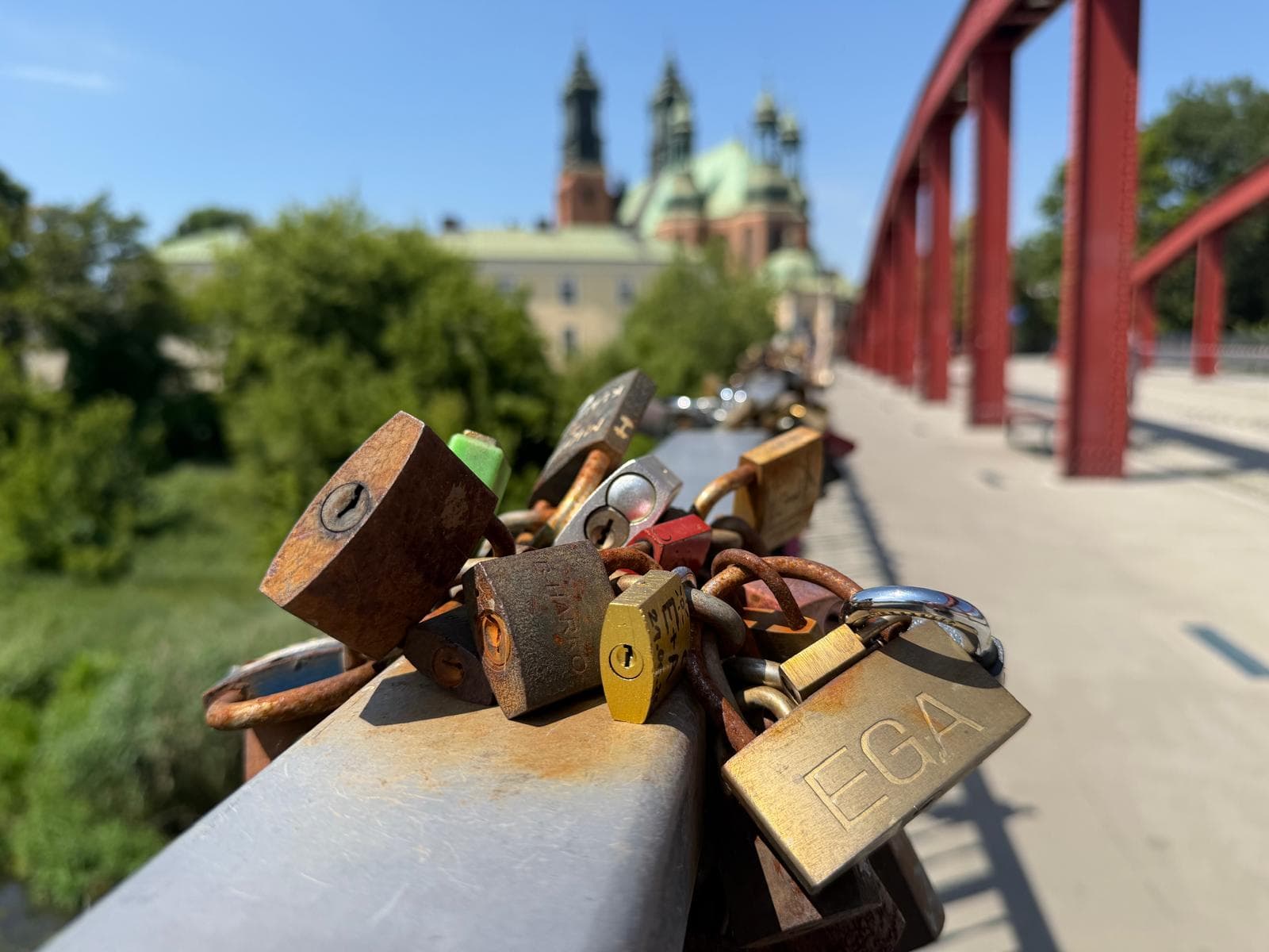 Most św. Rocha Love Locks: The Romantic Tradition Growing on Poznań’s Warta Bridge