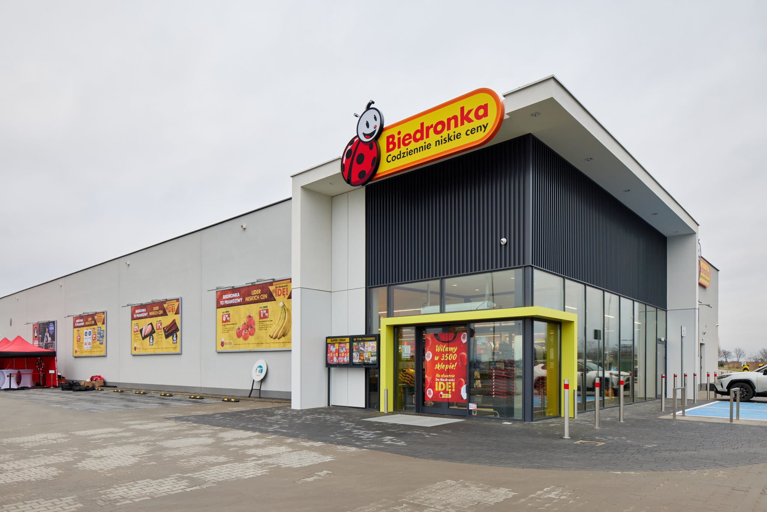 EcoHolidays: Biedronka Exchanges Empty Bottles for Full Vouchers